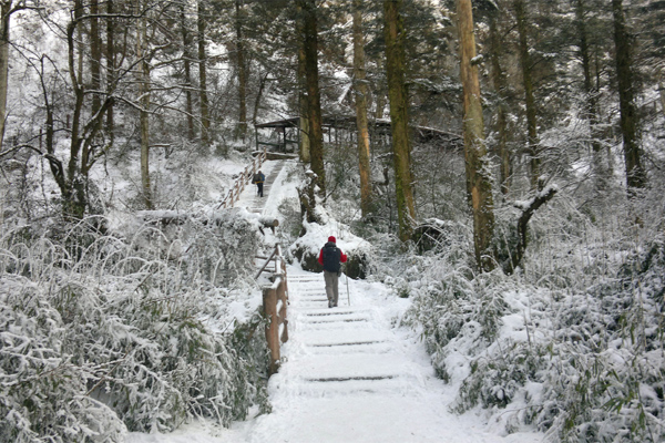 峨眉山踏雪